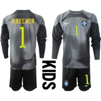 Billiga Brasilien Alisson Becker #1 Målvakt Barnkläder Hemma fotbollskläder till baby VM 2022 Långärmad (+ Korta byxor)